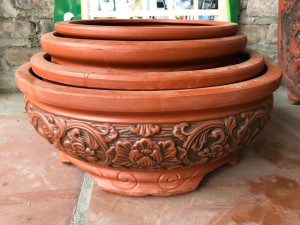 Bộ 4 chậu gốm đỏ khắc hoa, đường kính 43cm