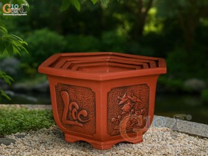Bộ 4 chậu gốm lục giác khắc nổi Tài Lộc, miệng 37cm Bộ 4 chậu gốm lục giác khắc nổi Tài Lộc, miệng 37cm