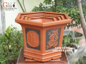 Bộ 4 chậu lục giác gốm đỏ khắc hoa cao, 37cm