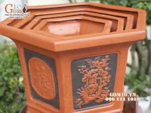 Bộ 4 chậu lục giác gốm đỏ khắc hoa cao, 37cm
