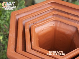 Bộ 4 chậu lục giác gốm đỏ khắc hoa cao, 37cm