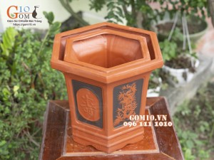 Bộ 4 chậu lục giác gốm đỏ khắc hoa cao, 37cm