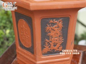 Bộ 4 chậu lục giác gốm đỏ khắc hoa cao, 37cm