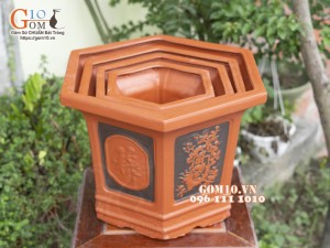 Bộ 4 chậu lục giác gốm đỏ khắc hoa cao, 37cm