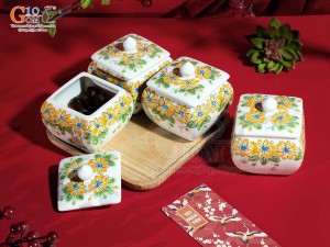 Bộ 4 hũ vuông men kem vẽ viền hoa vàng (kèm khay gỗ)