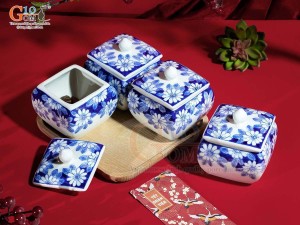 Bộ 4 hũ vuông men kem vẽ viền hoa xanh (kèm khay gỗ)