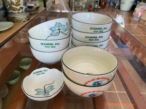 Bộ 9 bát cơm 1 muối hoa men kem vẽ hoa sen xanh, in logo hàng dư
