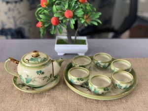 Bộ ấm chén dáng quả hồng men vuốt vẽ tre xanh, khay tròn