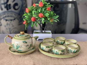 Bộ ấm chén dáng quả hồng men vuốt vẽ tre xanh, khay tròn