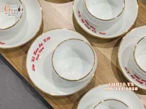Bộ ấm chén ba chân men trắng kẻ chỉ vàng kim, in logo quà tặng