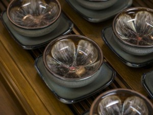 Bộ ấm chén ba chân nâu men hỏa biến, chén lòng hoa - đầy đủ phụ kiện 350ml