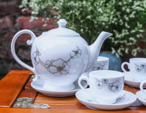 Bộ ấm chén Camelia men trắng vẽ hoa kim