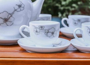 Bộ ấm chén Camelia men trắng vẽ hoa kim