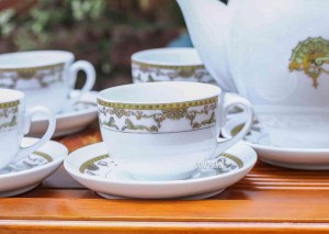 Bộ ấm chén Camellia men trắng, vẽ cá ngựa