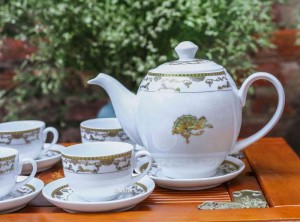 Bộ ấm chén Camellia men trắng, vẽ cá ngựa