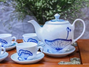 Bộ ấm chén Camellia men trắng vẽ sen