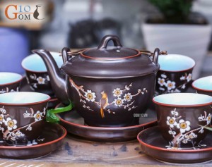 Bộ ấm chén cao cấp Giả cổ hoa mai trắng - men nâu - chỉ đỏ và đầy đủ phụ kiện