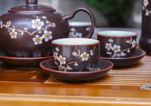 Bộ ấm chén cao cấp Quả hồng đào hoa mai trắng - men nâu - chỉ đỏ và đầy đủ phụ kiện