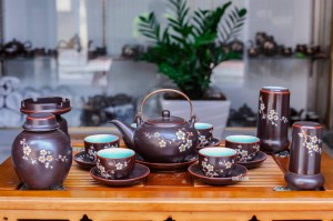 Bộ ấm chén cao cấp Quả hồng đào quai đồng hoa mai trắng - men nâu - chỉ đỏ và đầy đủ phụ kiện