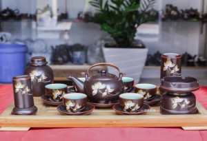 Bộ ấm chén cao cấp quai đồng vẽ sen - men nâu - chỉ đỏ và đầy đủ phụ kiện