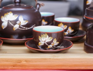 Bộ ấm chén cao cấp quai đồng vẽ sen - men nâu - chỉ đỏ và đầy đủ phụ kiện