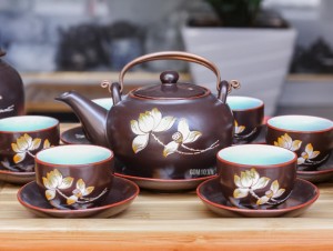 Bộ ấm chén cao cấp quai đồng vẽ sen - men nâu - chỉ đỏ và đầy đủ phụ kiện