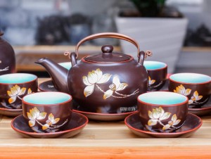 Bộ ấm chén cao cấp quai đồng vẽ sen - men nâu - chỉ đỏ