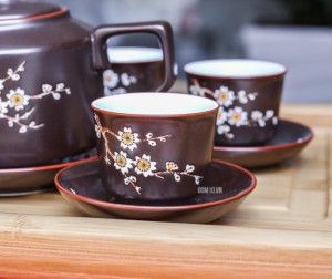 Bộ ấm chén cao cấp vai vuông hoa mai trắng - men nâu - chỉ đỏ, không phụ kiện