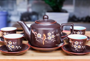 Bộ ấm chén cao cấp vai vuông hoa mai trắng - men nâu - chỉ đỏ, không phụ kiện