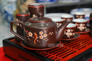 Bộ ấm chén cao cấp vai vuông hoa mai trắng - men nâu - chỉ đỏ và đầy đủ phụ kiện