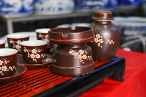 Bộ ấm chén cao cấp vai vuông hoa mai trắng - men nâu - chỉ đỏ và đầy đủ phụ kiện