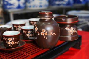 Bộ ấm chén cao cấp vai vuông hoa mai trắng - men nâu - chỉ đỏ và đầy đủ phụ kiện