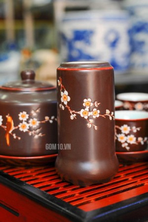 Bộ ấm chén cao cấp vai vuông hoa mai trắng - men nâu - chỉ đỏ và đầy đủ phụ kiện