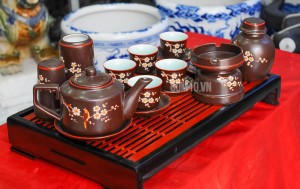 Bộ ấm chén cao cấp vai vuông hoa mai trắng - men nâu - chỉ đỏ và đầy đủ phụ kiện