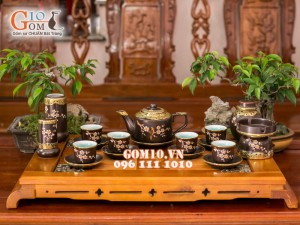 Bộ ấm chén cao cấp vai vuông hoa mai trắng bọc đồng - men nâu - chỉ đỏ và đầy đủ phụ kiện