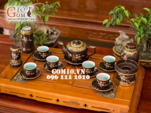 Bộ ấm chén cao cấp vai vuông hoa mai trắng bọc đồng - men nâu - chỉ đỏ và đầy đủ phụ kiện