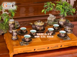 Bộ ấm chén cao cấp vai vuông hoa mai trắng bọc đồng - men nâu - chỉ đỏ và đầy đủ phụ kiện