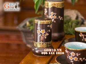 Bộ ấm chén cao cấp vai vuông hoa mai trắng bọc đồng - men nâu - chỉ đỏ và đầy đủ phụ kiện