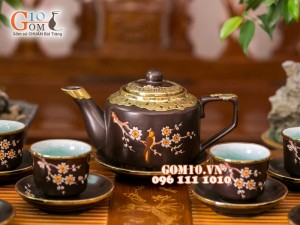 Bộ ấm chén cao cấp vai vuông hoa mai trắng bọc đồng - men nâu - chỉ đỏ và đầy đủ phụ kiện