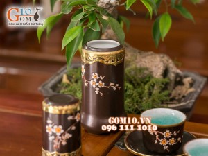 Bộ ấm chén cao cấp vai vuông hoa mai trắng bọc đồng - men nâu - chỉ đỏ và đầy đủ phụ kiện