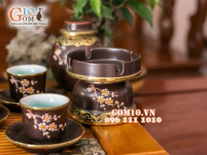Bộ ấm chén cao cấp vai vuông hoa mai trắng bọc đồng - men nâu - chỉ đỏ và đầy đủ phụ kiện