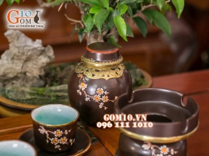 Bộ ấm chén cao cấp vai vuông hoa mai trắng bọc đồng - men nâu - chỉ đỏ và đầy đủ phụ kiện