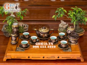 Bộ ấm chén cao cấp vai vuông hoa mai trắng bọc đồng - men nâu - chỉ đỏ và đầy đủ phụ kiện