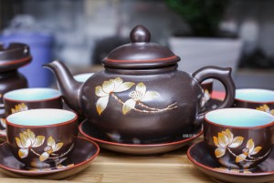 Bộ ấm chén cao cấp vẽ sen - men nâu - chỉ đỏ và đầy đủ phụ kiện