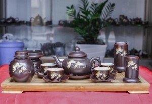 Bộ ấm chén cao cấp vẽ sen - men nâu - chỉ đỏ và đầy đủ phụ kiện