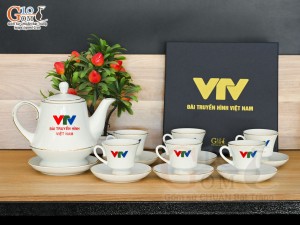 Bộ ấm chén chân thon men trắng kẻ chỉ vàng kim, in logo VTV