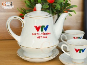 Bộ ấm chén chân thon men trắng kẻ chỉ vàng kim, in logo VTV