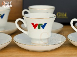 Bộ ấm chén chân thon men trắng kẻ chỉ vàng kim, in logo VTV