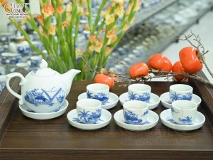 Bộ ấm chén chóp lửa men lam cổ cảnh Làng Quê, 350ml