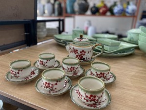 Bộ ấm chén chữ thập dáng vuông vẽ hoa đào đỏ, 400ml